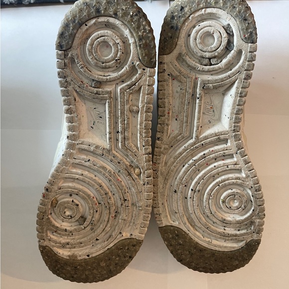 Woman size 7 nikes - Picture 1 of 4